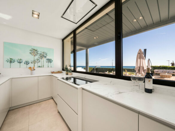 FOR SALE 🏡 Beachfront Five-Bedroom Villa with Rooftop Jacuzzi and Indoor Spa – El Saladillo, New Golden Mile, Estepona 🇪🇸