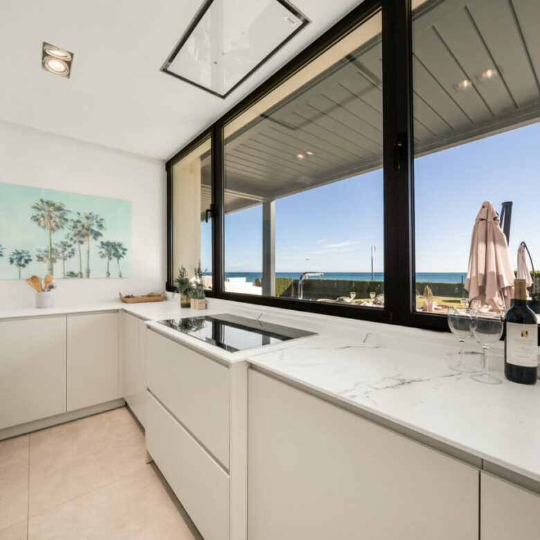 FOR SALE 🏡 Beachfront Five-Bedroom Villa with Rooftop Jacuzzi and Indoor Spa – El Saladillo, New Golden Mile, Estepona 🇪🇸