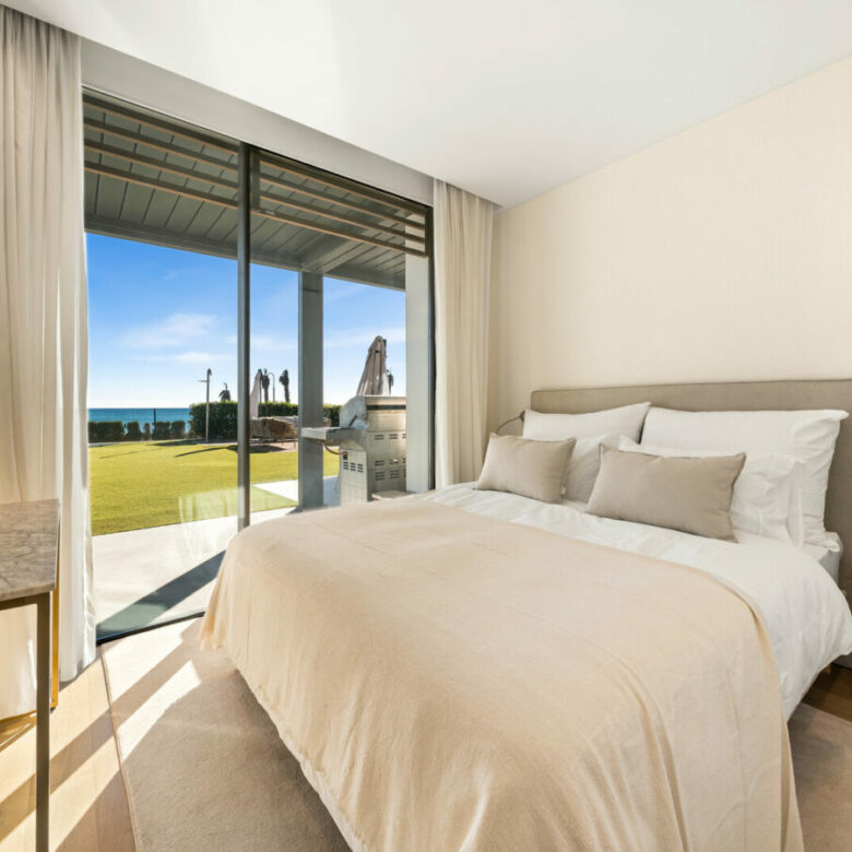 FOR SALE 🏡 Beachfront Five-Bedroom Villa with Rooftop Jacuzzi and Indoor Spa – El Saladillo, New Golden Mile, Estepona 🇪🇸