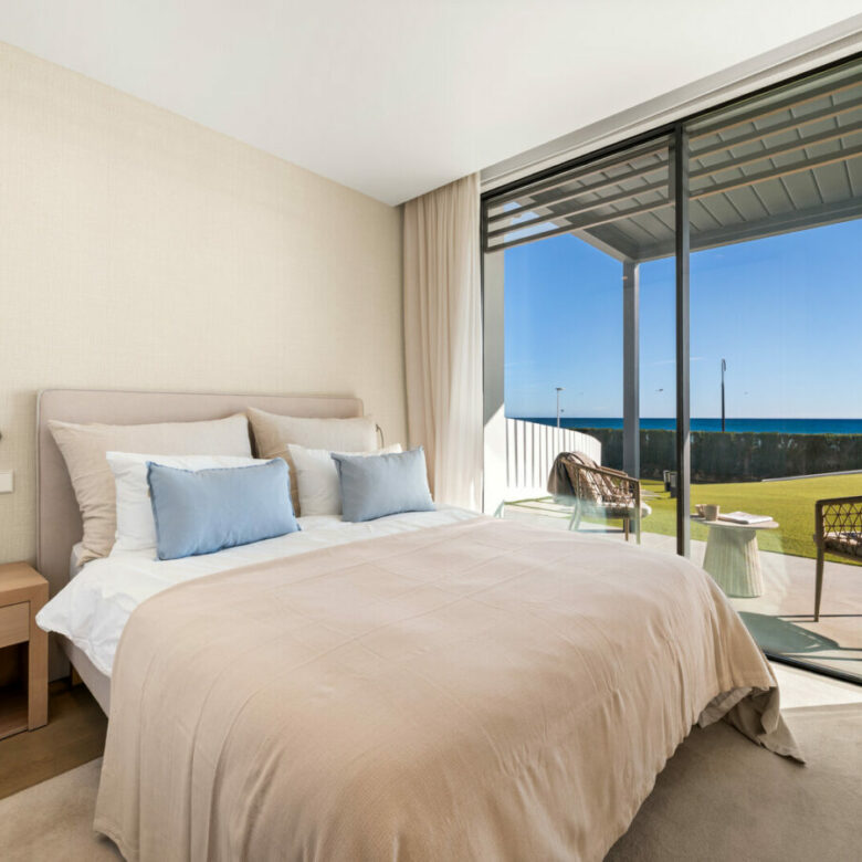 FOR SALE 🏡 Beachfront Five-Bedroom Villa with Rooftop Jacuzzi and Indoor Spa – El Saladillo, New Golden Mile, Estepona 🇪🇸