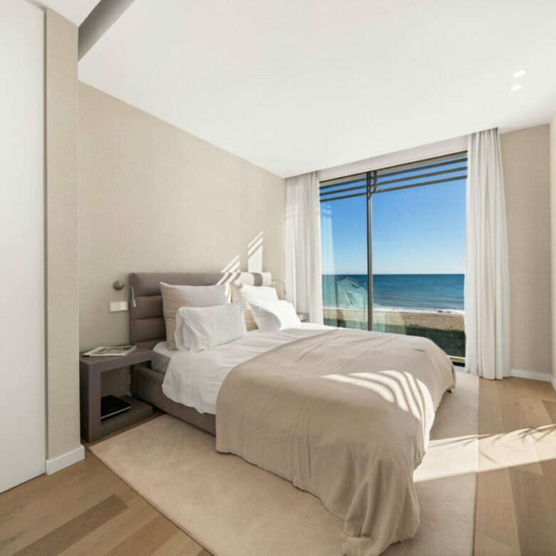 FOR SALE 🏡 Beachfront Five-Bedroom Villa with Rooftop Jacuzzi and Indoor Spa – El Saladillo, New Golden Mile, Estepona 🇪🇸