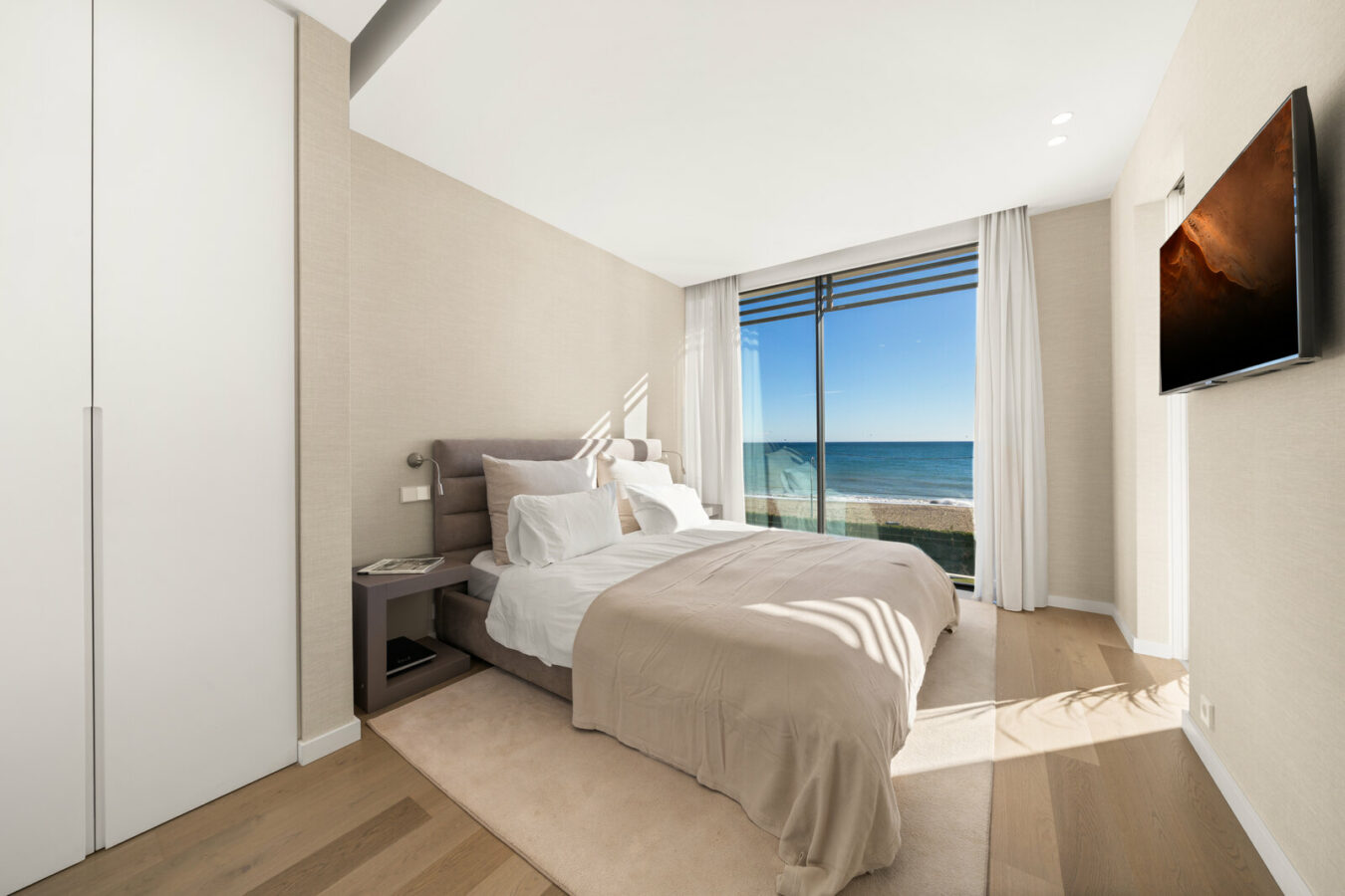 FOR SALE 🏡 Beachfront Five-Bedroom Villa with Rooftop Jacuzzi and Indoor Spa – El Saladillo, New Golden Mile, Estepona 🇪🇸