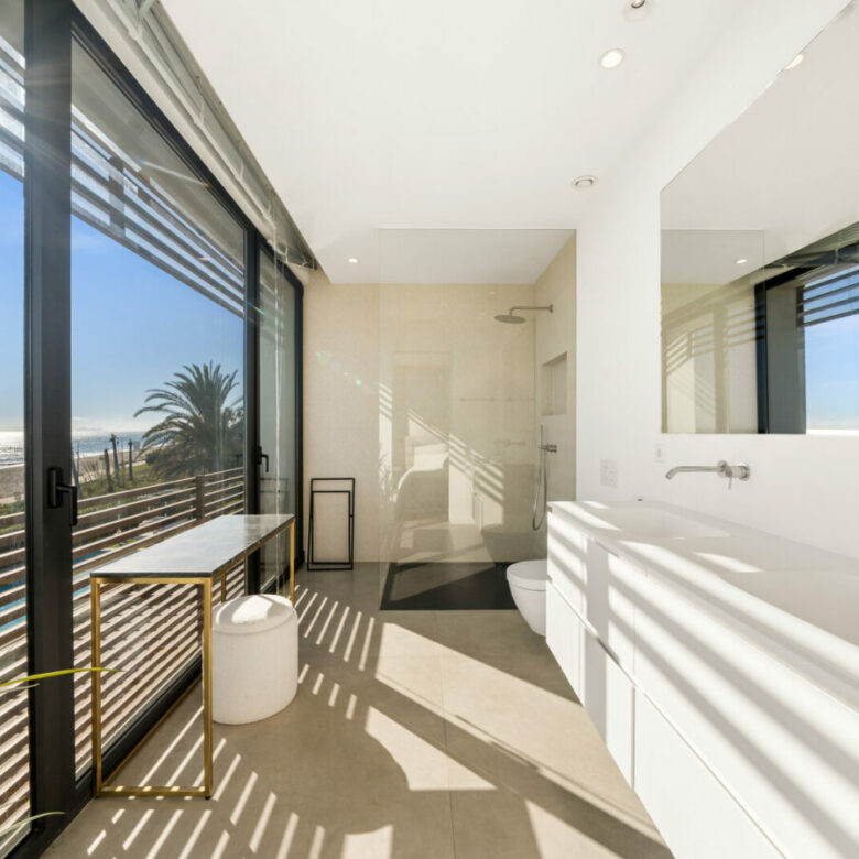 FOR SALE 🏡 Beachfront Five-Bedroom Villa with Rooftop Jacuzzi and Indoor Spa – El Saladillo, New Golden Mile, Estepona 🇪🇸