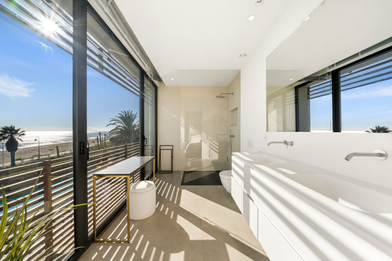 FOR SALE 🏡 Beachfront Five-Bedroom Villa with Rooftop Jacuzzi and Indoor Spa – El Saladillo, New Golden Mile, Estepona 🇪🇸