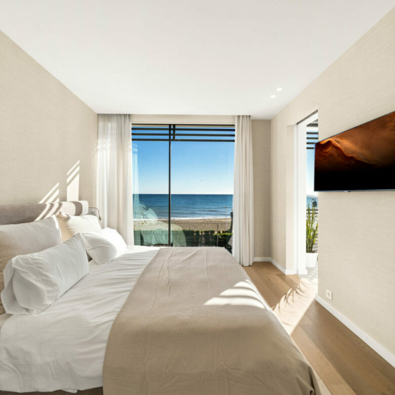 FOR SALE 🏡 Beachfront Five-Bedroom Villa with Rooftop Jacuzzi and Indoor Spa – El Saladillo, New Golden Mile, Estepona 🇪🇸