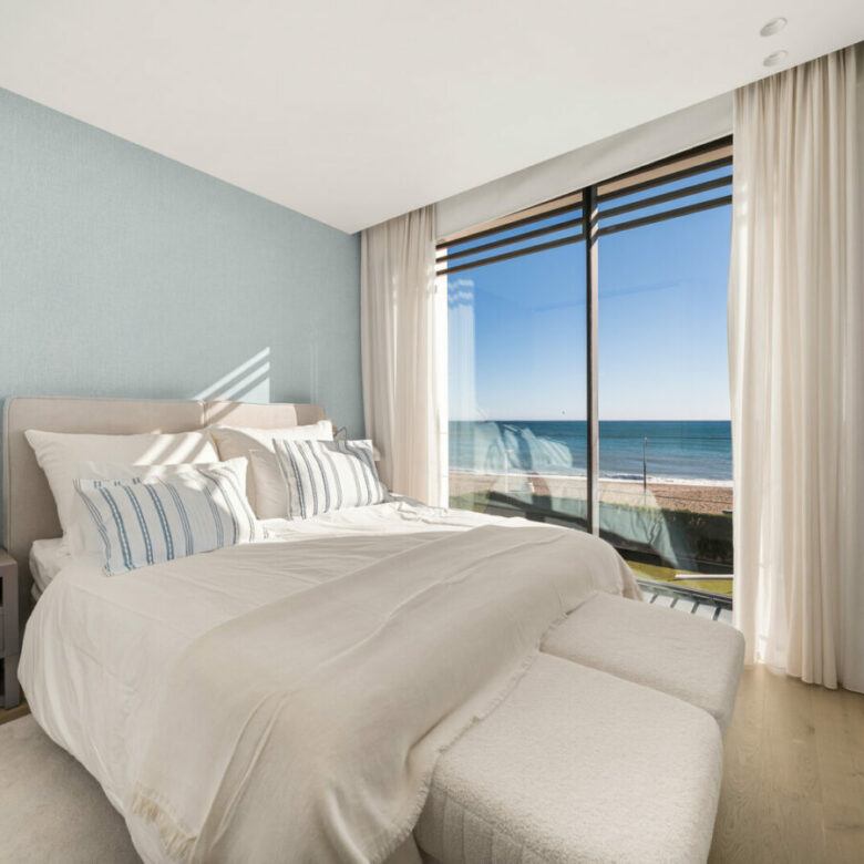 FOR SALE 🏡 Beachfront Five-Bedroom Villa with Rooftop Jacuzzi and Indoor Spa – El Saladillo, New Golden Mile, Estepona 🇪🇸