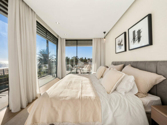 FOR SALE 🏡 Beachfront Five-Bedroom Villa with Rooftop Jacuzzi and Indoor Spa – El Saladillo, New Golden Mile, Estepona 🇪🇸
