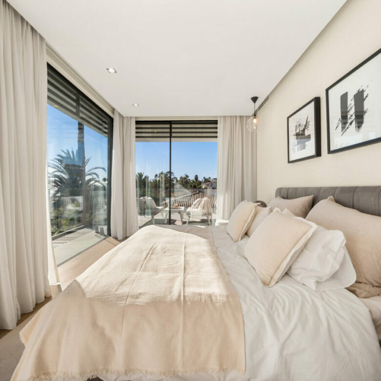 FOR SALE 🏡 Beachfront Five-Bedroom Villa with Rooftop Jacuzzi and Indoor Spa – El Saladillo, New Golden Mile, Estepona 🇪🇸