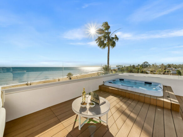 FOR SALE 🏡 Beachfront Five-Bedroom Villa with Rooftop Jacuzzi and Indoor Spa – El Saladillo, New Golden Mile, Estepona 🇪🇸