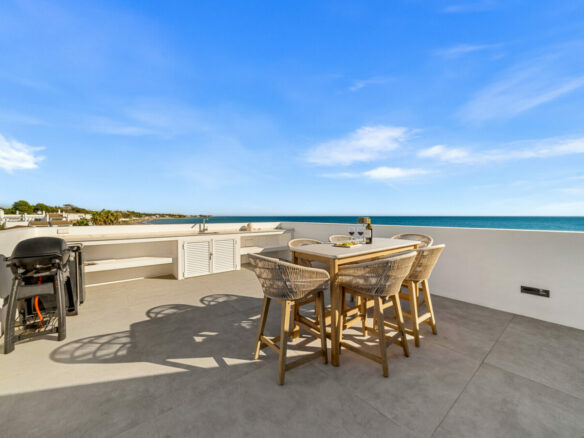 FOR SALE 🏡 Beachfront Five-Bedroom Villa with Rooftop Jacuzzi and Indoor Spa – El Saladillo, New Golden Mile, Estepona 🇪🇸