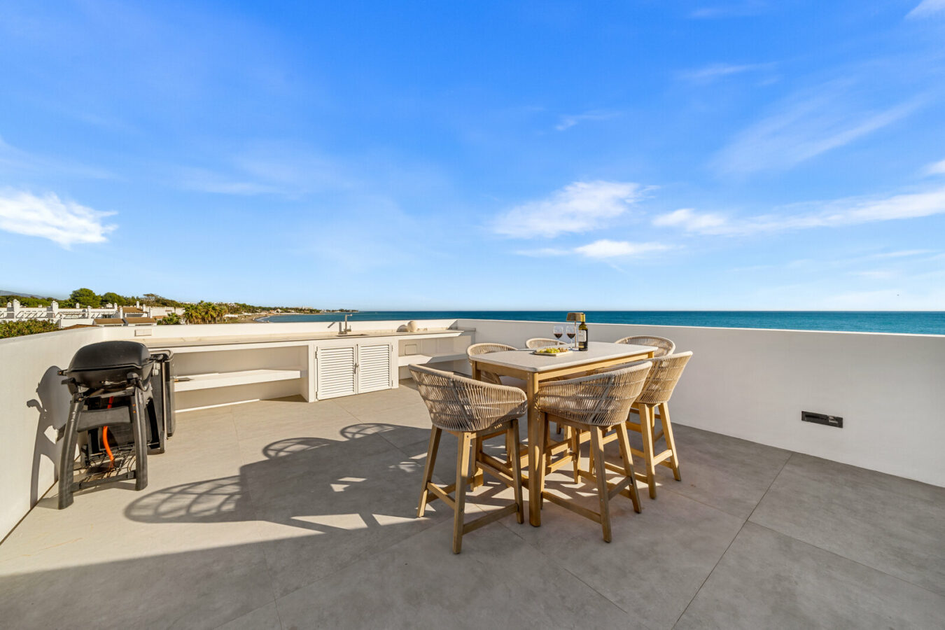 FOR SALE 🏡 Beachfront Five-Bedroom Villa with Rooftop Jacuzzi and Indoor Spa – El Saladillo, New Golden Mile, Estepona 🇪🇸