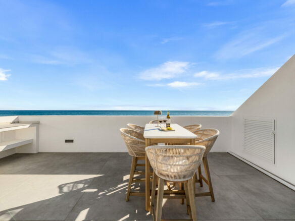 FOR SALE 🏡 Beachfront Five-Bedroom Villa with Rooftop Jacuzzi and Indoor Spa – El Saladillo, New Golden Mile, Estepona 🇪🇸
