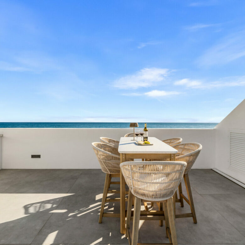 FOR SALE 🏡 Beachfront Five-Bedroom Villa with Rooftop Jacuzzi and Indoor Spa – El Saladillo, New Golden Mile, Estepona 🇪🇸