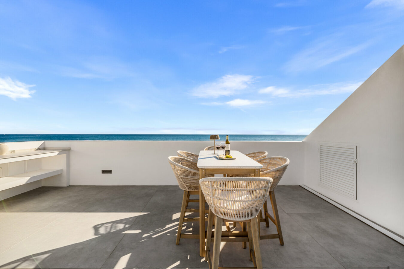 FOR SALE 🏡 Beachfront Five-Bedroom Villa with Rooftop Jacuzzi and Indoor Spa – El Saladillo, New Golden Mile, Estepona 🇪🇸