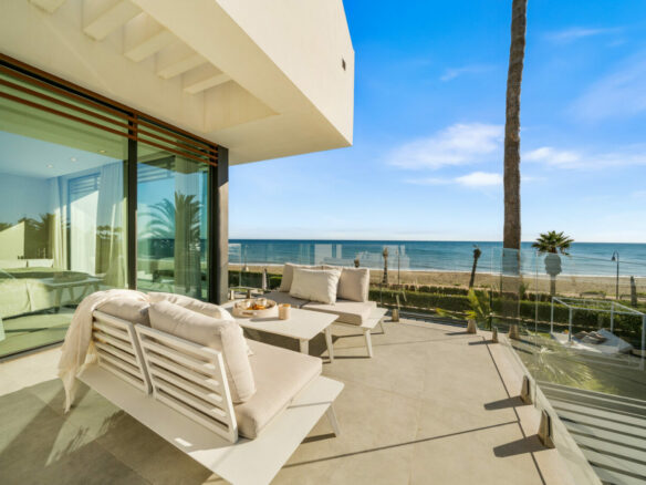 FOR SALE 🏡 Beachfront Five-Bedroom Villa with Rooftop Jacuzzi and Indoor Spa – El Saladillo, New Golden Mile, Estepona 🇪🇸