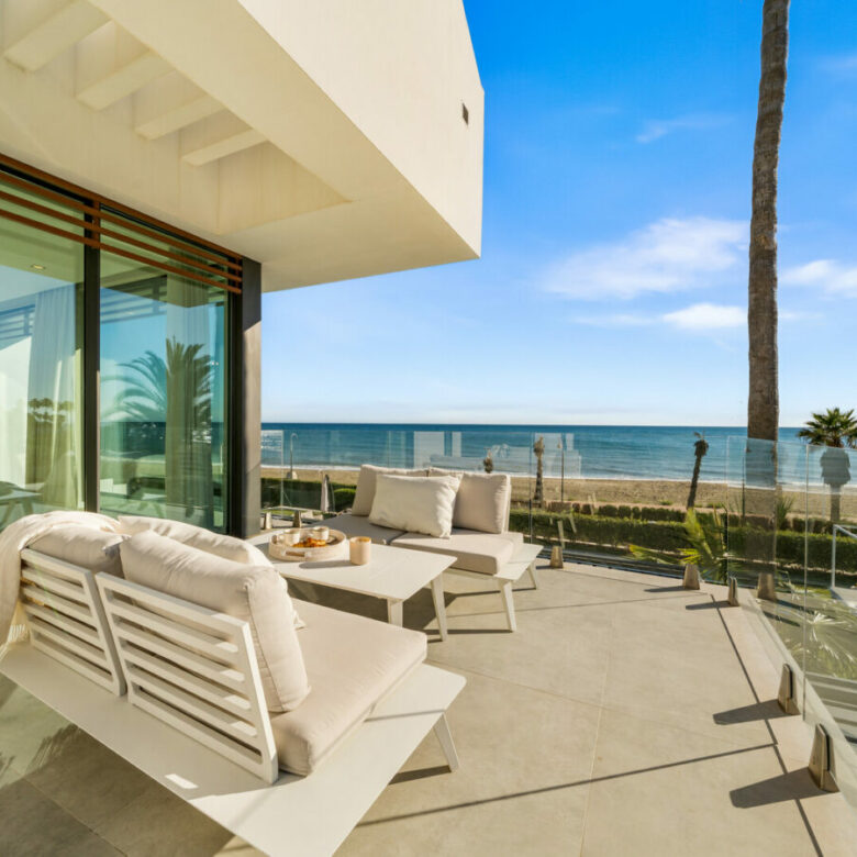 FOR SALE 🏡 Beachfront Five-Bedroom Villa with Rooftop Jacuzzi and Indoor Spa – El Saladillo, New Golden Mile, Estepona 🇪🇸