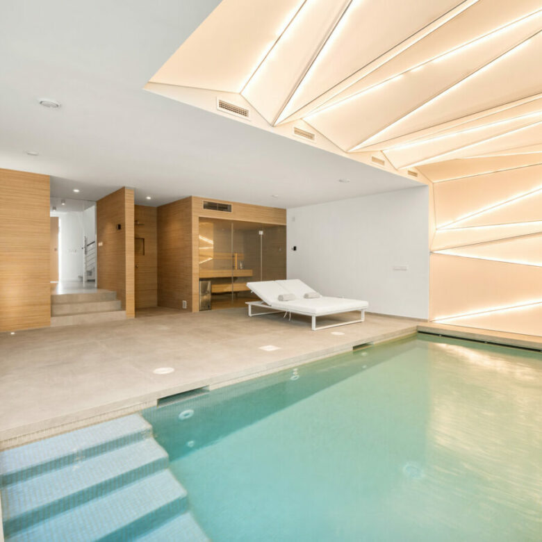 FOR SALE 🏡 Beachfront Five-Bedroom Villa with Rooftop Jacuzzi and Indoor Spa – El Saladillo, New Golden Mile, Estepona 🇪🇸