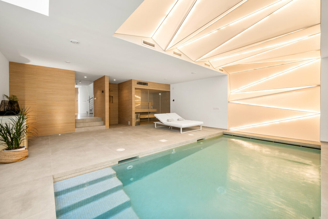 FOR SALE 🏡 Beachfront Five-Bedroom Villa with Rooftop Jacuzzi and Indoor Spa – El Saladillo, New Golden Mile, Estepona 🇪🇸