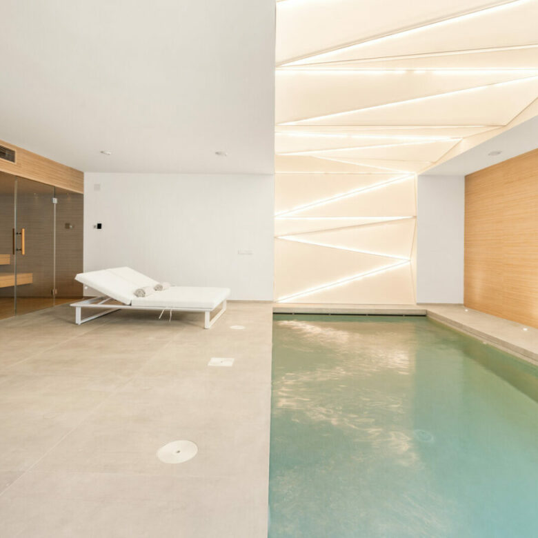 FOR SALE 🏡 Beachfront Five-Bedroom Villa with Rooftop Jacuzzi and Indoor Spa – El Saladillo, New Golden Mile, Estepona 🇪🇸