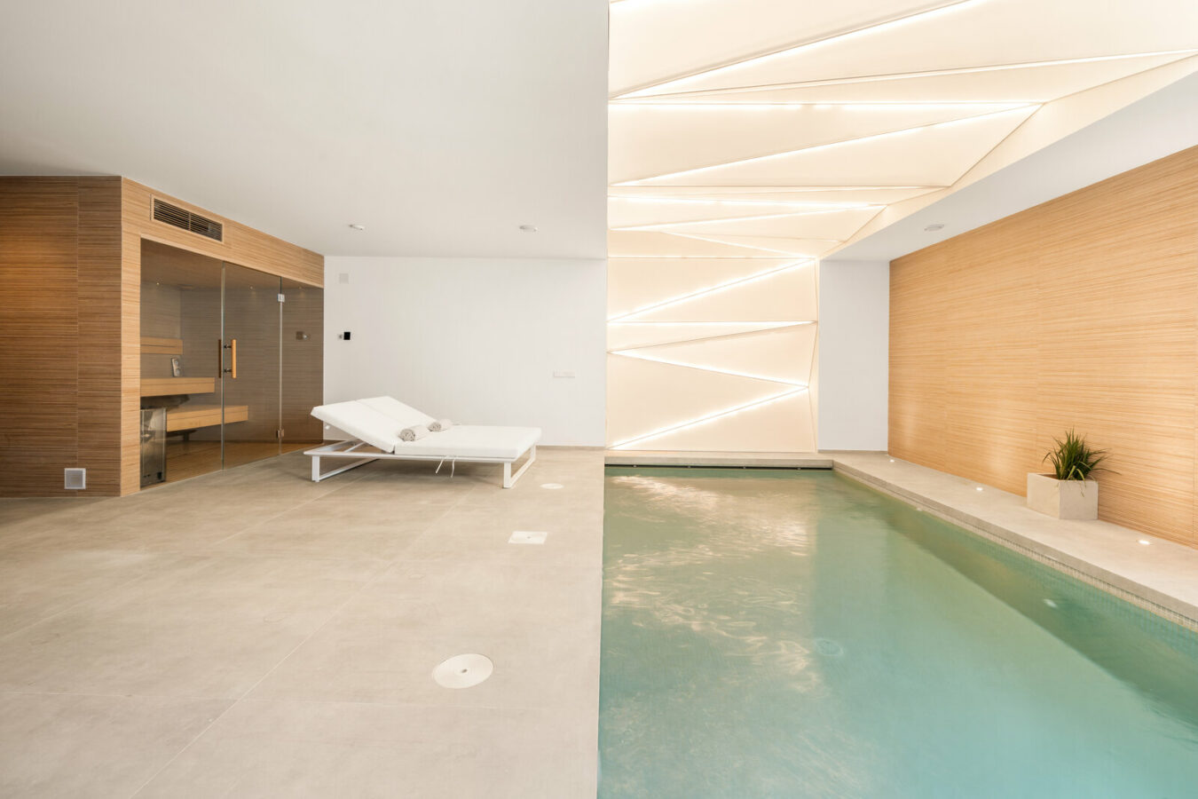 FOR SALE 🏡 Beachfront Five-Bedroom Villa with Rooftop Jacuzzi and Indoor Spa – El Saladillo, New Golden Mile, Estepona 🇪🇸