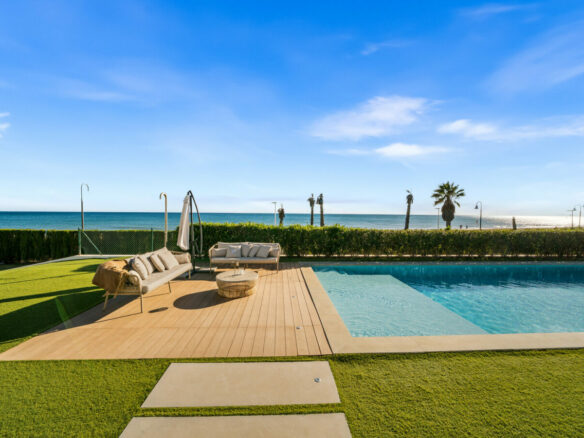 FOR SALE 🏡 Beachfront Five-Bedroom Villa with Rooftop Jacuzzi and Indoor Spa – El Saladillo, New Golden Mile, Estepona 🇪🇸