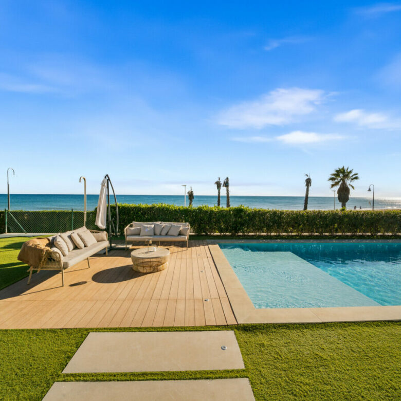 FOR SALE 🏡 Beachfront Five-Bedroom Villa with Rooftop Jacuzzi and Indoor Spa – El Saladillo, New Golden Mile, Estepona 🇪🇸
