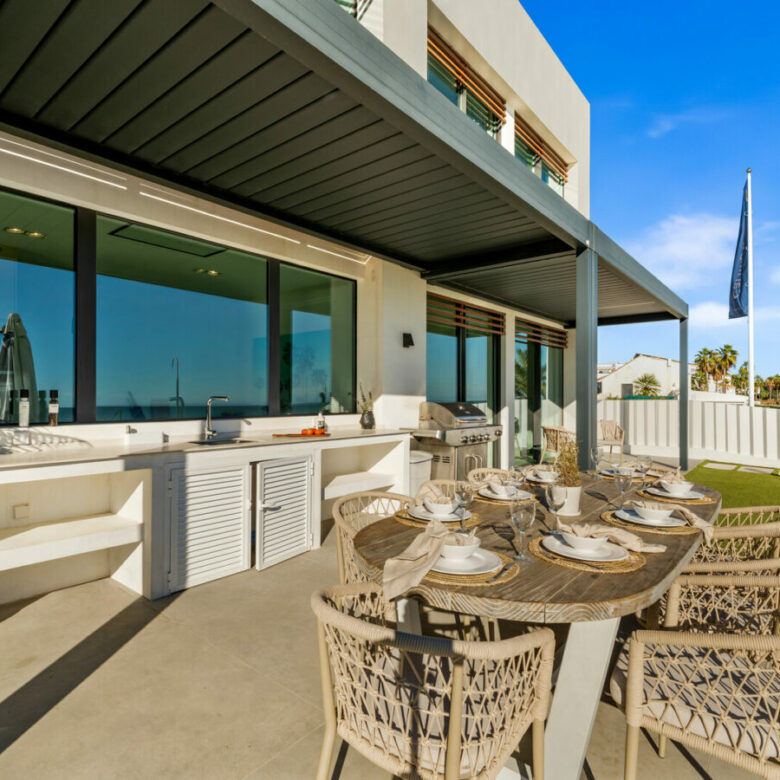 FOR SALE 🏡 Beachfront Five-Bedroom Villa with Rooftop Jacuzzi and Indoor Spa – El Saladillo, New Golden Mile, Estepona 🇪🇸