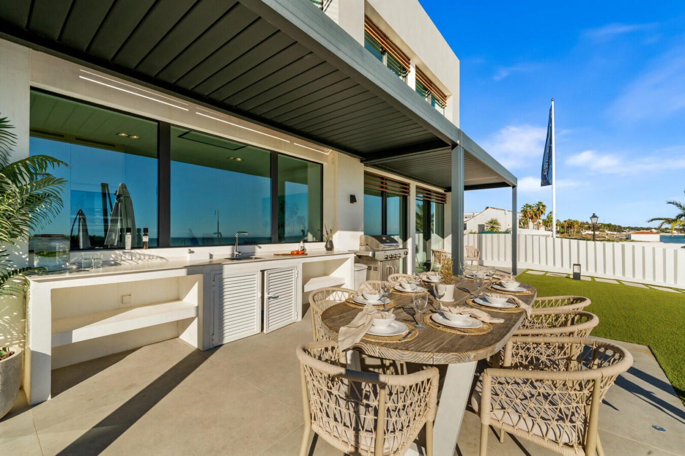 FOR SALE 🏡 Beachfront Five-Bedroom Villa with Rooftop Jacuzzi and Indoor Spa – El Saladillo, New Golden Mile, Estepona 🇪🇸