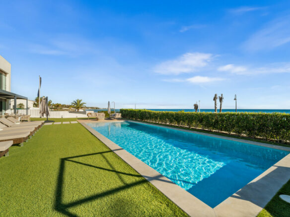 FOR SALE 🏡 Beachfront Five-Bedroom Villa with Rooftop Jacuzzi and Indoor Spa – El Saladillo, New Golden Mile, Estepona 🇪🇸