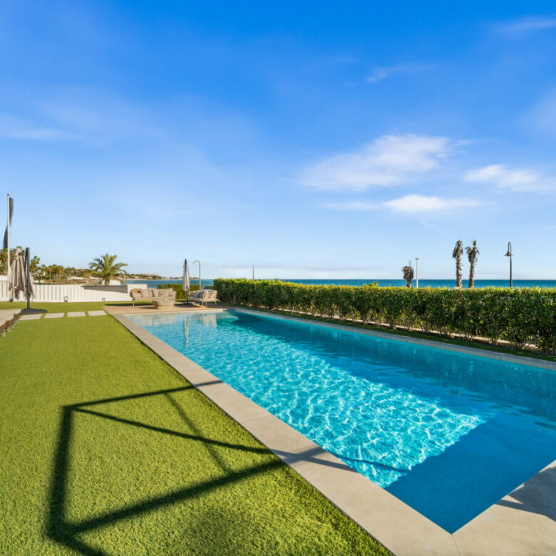 FOR SALE 🏡 Beachfront Five-Bedroom Villa with Rooftop Jacuzzi and Indoor Spa – El Saladillo, New Golden Mile, Estepona 🇪🇸