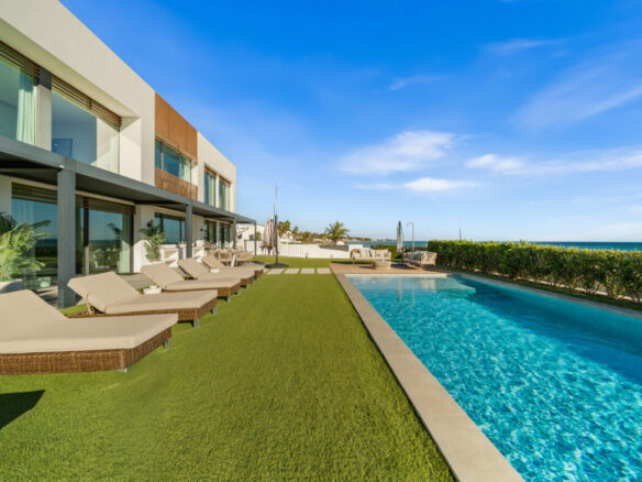 FOR SALE 🏡 Beachfront Five-Bedroom Villa with Rooftop Jacuzzi and Indoor Spa – El Saladillo, New Golden Mile, Estepona 🇪🇸