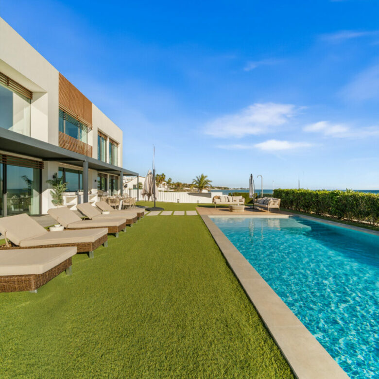 FOR SALE 🏡 Beachfront Five-Bedroom Villa with Rooftop Jacuzzi and Indoor Spa – El Saladillo, New Golden Mile, Estepona 🇪🇸