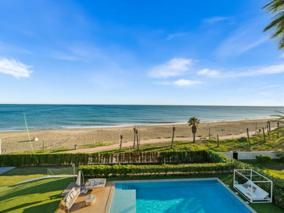 FOR SALE 🏡 Beachfront Five-Bedroom Villa with Rooftop Jacuzzi and Indoor Spa – El Saladillo, New Golden Mile, Estepona 🇪🇸