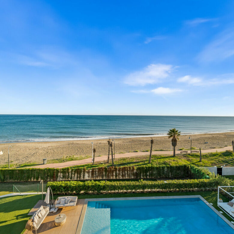 FOR SALE 🏡 Beachfront Five-Bedroom Villa with Rooftop Jacuzzi and Indoor Spa – El Saladillo, New Golden Mile, Estepona 🇪🇸
