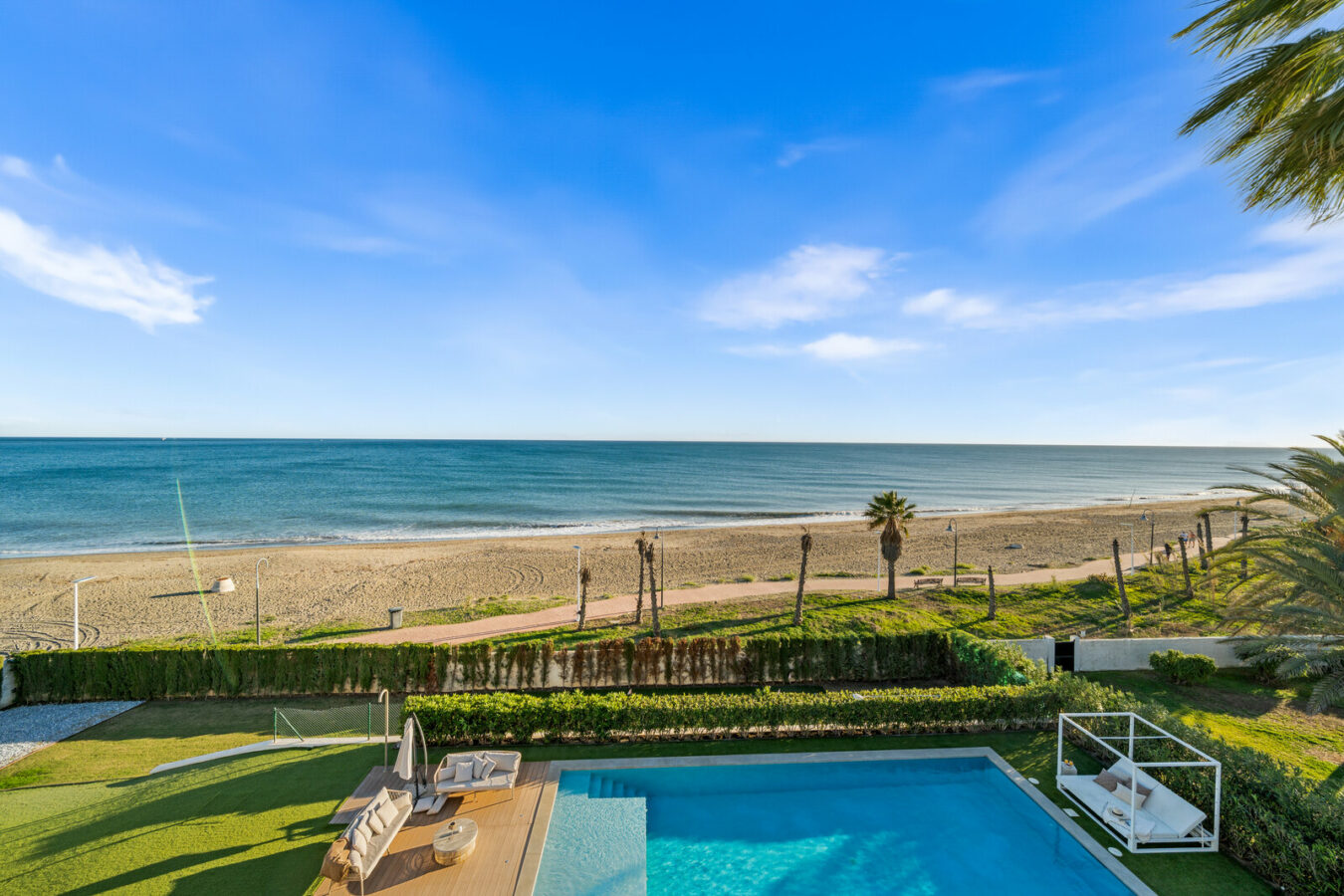 FOR SALE 🏡 Beachfront Five-Bedroom Villa with Rooftop Jacuzzi and Indoor Spa – El Saladillo, New Golden Mile, Estepona 🇪🇸