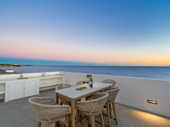 FOR SALE 🏡 Beachfront Five-Bedroom Villa with Rooftop Jacuzzi and Indoor Spa – El Saladillo, New Golden Mile, Estepona 🇪🇸