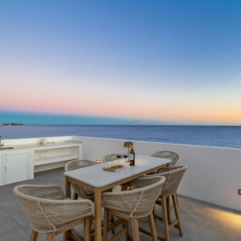 FOR SALE 🏡 Beachfront Five-Bedroom Villa with Rooftop Jacuzzi and Indoor Spa – El Saladillo, New Golden Mile, Estepona 🇪🇸
