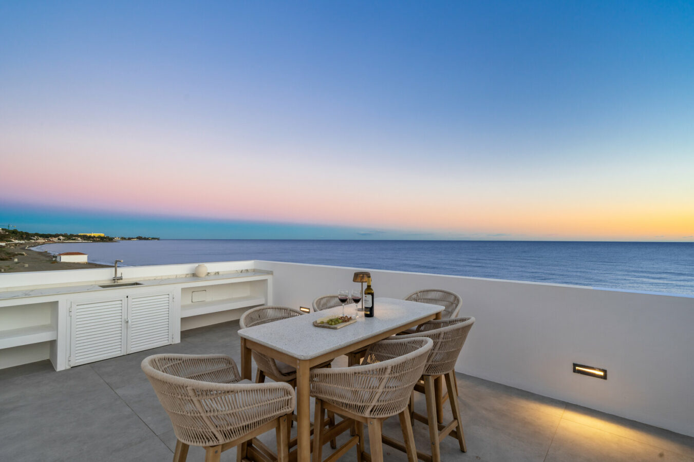 FOR SALE 🏡 Beachfront Five-Bedroom Villa with Rooftop Jacuzzi and Indoor Spa – El Saladillo, New Golden Mile, Estepona 🇪🇸