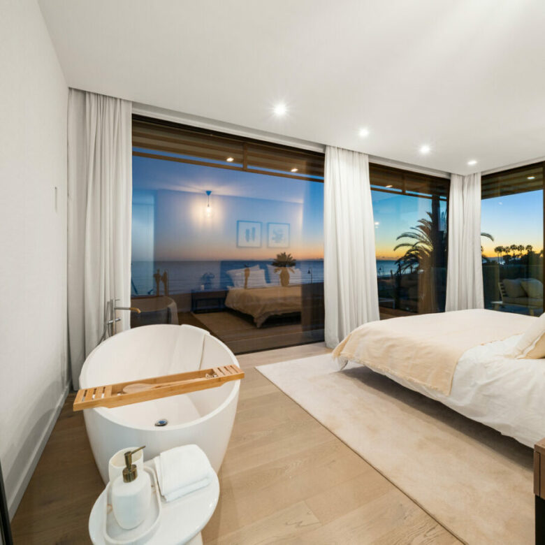 FOR SALE 🏡 Beachfront Five-Bedroom Villa with Rooftop Jacuzzi and Indoor Spa – El Saladillo, New Golden Mile, Estepona 🇪🇸