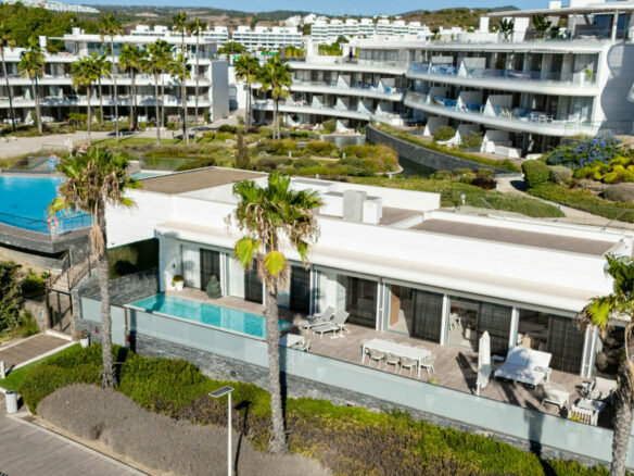 FOR SALE 🏡 Frontline Beach Villa with Infinity Pool in a Gated Complex – Playa Seghers, Estepona 🇪🇸