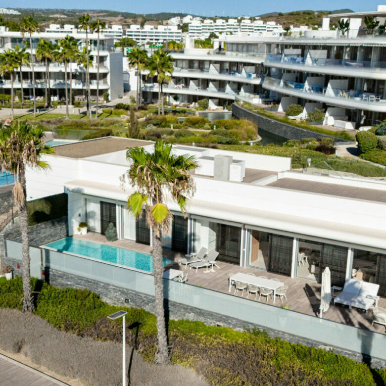 FOR SALE 🏡 Frontline Beach Villa with Infinity Pool in a Gated Complex – Playa Seghers, Estepona 🇪🇸