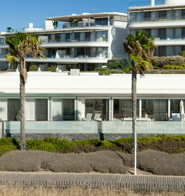 FOR SALE 🏡 Frontline Beach Villa with Infinity Pool in a Gated Complex – Playa Seghers, Estepona 🇪🇸