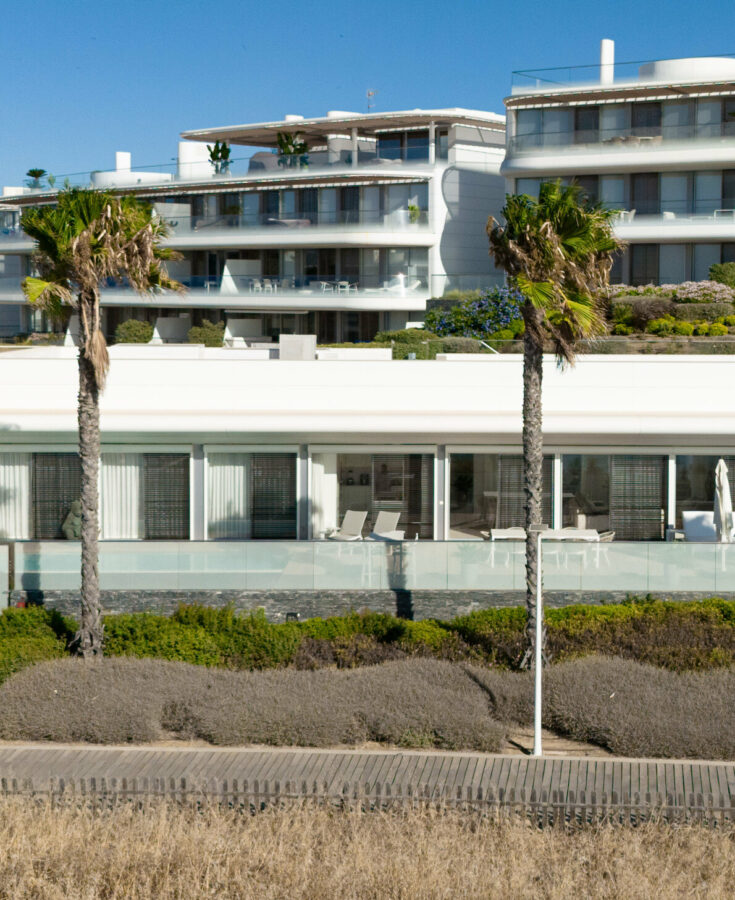 FOR SALE 🏡 Frontline Beach Villa with Infinity Pool in a Gated Complex – Playa Seghers, Estepona 🇪🇸