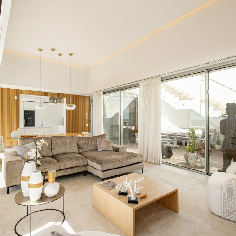 FOR SALE 🏡 Frontline Beach Villa with Infinity Pool in a Gated Complex – Playa Seghers, Estepona 🇪🇸