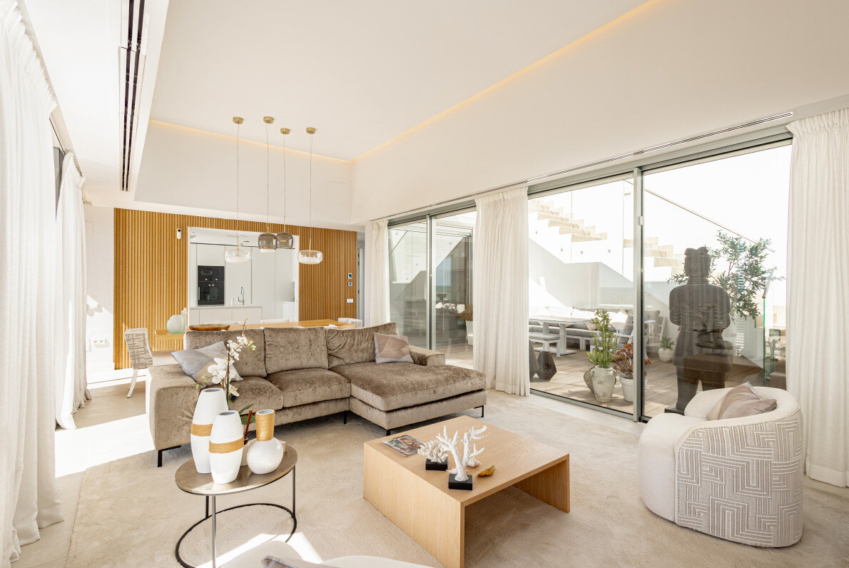 FOR SALE 🏡 Frontline Beach Villa with Infinity Pool in a Gated Complex – Playa Seghers, Estepona 🇪🇸