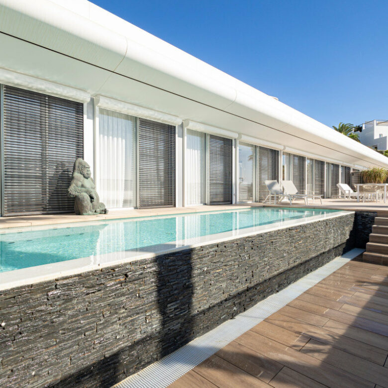 FOR SALE 🏡 Frontline Beach Villa with Infinity Pool in a Gated Complex – Playa Seghers, Estepona 🇪🇸
