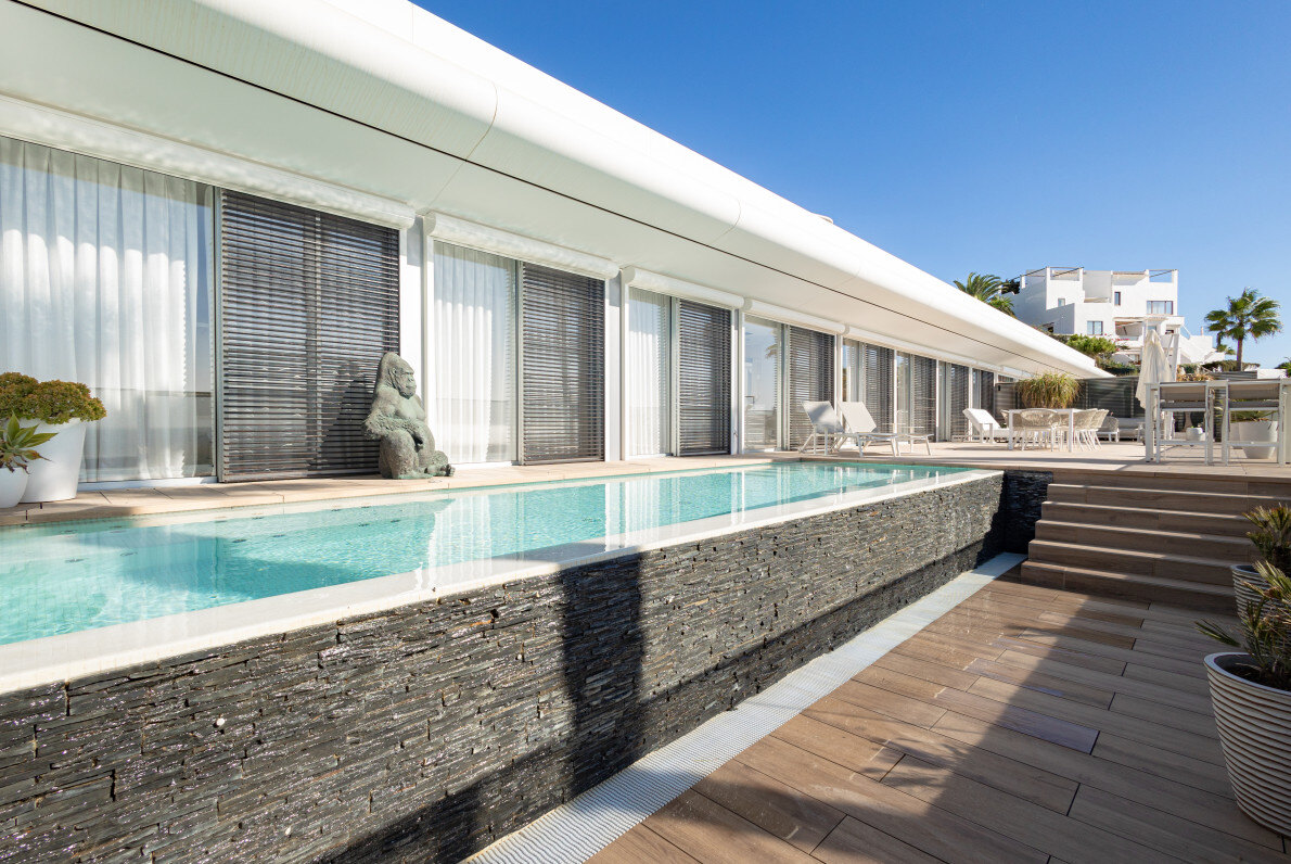 FOR SALE 🏡 Frontline Beach Villa with Infinity Pool in a Gated Complex – Playa Seghers, Estepona 🇪🇸