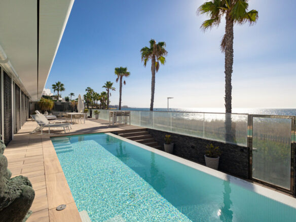 FOR SALE 🏡 Frontline Beach Villa with Infinity Pool in a Gated Complex – Playa Seghers, Estepona 🇪🇸