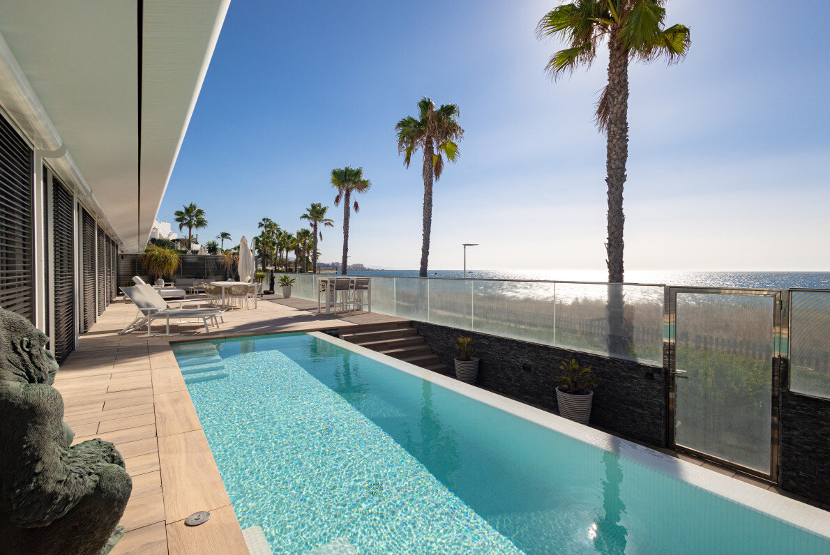 FOR SALE 🏡 Frontline Beach Villa with Infinity Pool in a Gated Complex – Playa Seghers, Estepona 🇪🇸