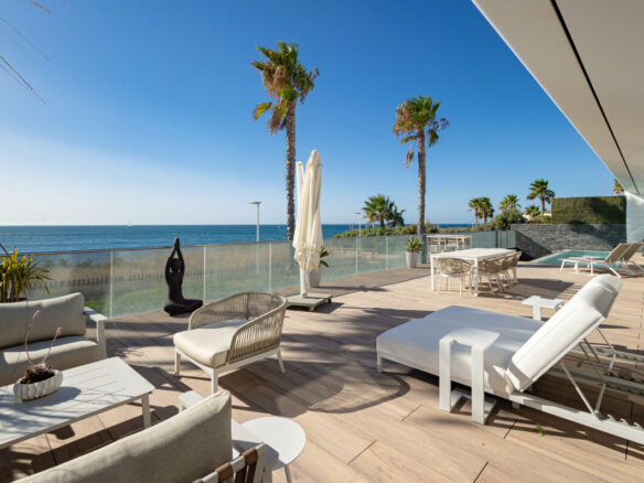 FOR SALE 🏡 Frontline Beach Villa with Infinity Pool in a Gated Complex – Playa Seghers, Estepona 🇪🇸
